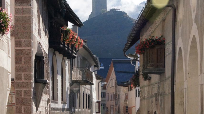 Ardez es rivà i’l final per esser «il plü bel cumün da la Svizra» sco unic cumün dal Grischun (fotografia: Jon Duschletta).