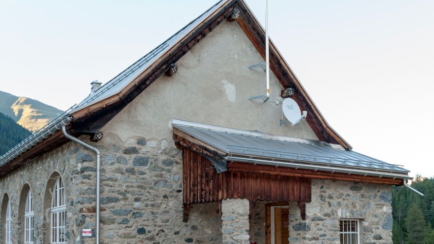 La societed culturela da Cinuos-chel ho organiso ün referat davart stailas e planets illa veglia chesa da scoula (fotografia: Barbara Graf Horka).