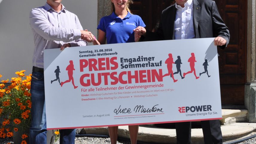 Von links: Giacum Krüger von Repower übergab in Anwesenheit der OK-Präsidentin des Engadiner Sommerlaufs Anne-Marie Flammersfeld symbolisch einen Gutschein an Jon Fadri Huder, Gemeindepräsident von Samedan. Foto: z. Vfg