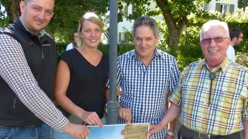 Ils partenaris han pudü far festa: Philipp Kemmler dal turissem regiunal, Enrica Cadonau da las Pendicularas Motta Naluns, Gian Janett da l’AutoDaPosta e l’hotelier Edwin Lehmann (fotografia: Flurin Andry).