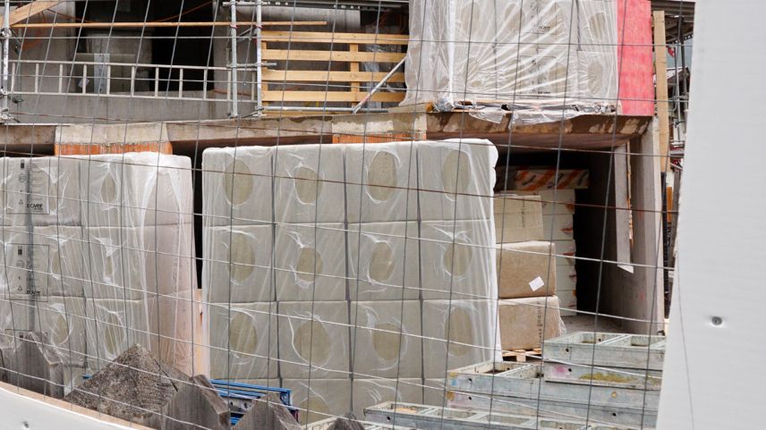 Neben dem Sektor der Neubauten (Bild) werden energetische Sanierungen bestehender Bauten immer wichtiger. Die heutige Wertschöpfung könnte im besten Fall sogar verdoppelt werden. Vorausgesetzt, die Sanierungszyklen werden optimiert und neue Solaranlagen w