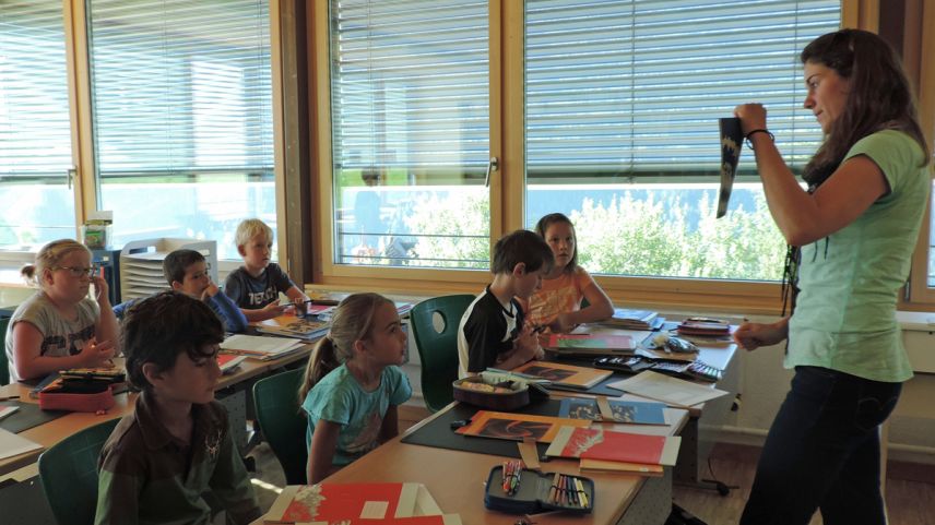 Ils scolars da Sent taidlan attents a las explicaziuns da la nouva magistra Marina Jann (fotografias: Selina ).