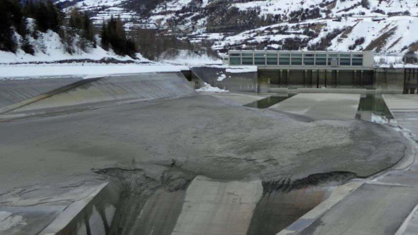 Der Ausgleichsbecken in Pradella wurde für die Inspektion entleert (Foto: Engadiner Kraftwerke AG)