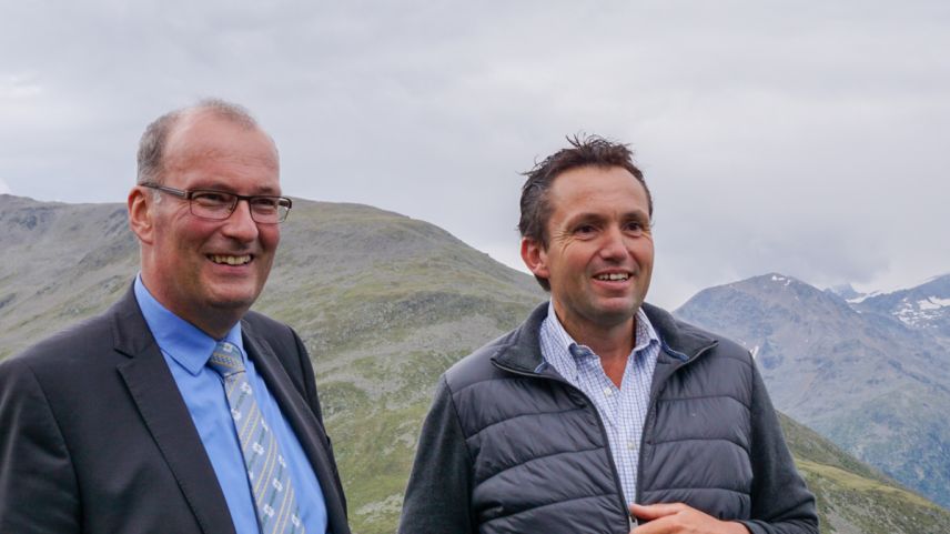 V.l.n.r: Markus Ritter, Nationalrat und Präsident des Schweizer Bauernverbandes und Thomas Roffler, Präsident des Bündner Bauernverbandes, auf Muottas Muragl. Foto: Jon Duschletta 