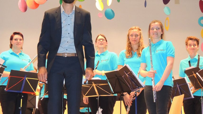 Ils giuvenils dal Grischun han concertà suot la bachetta da Roman Caprez (fotografia: Benedict Stecher).