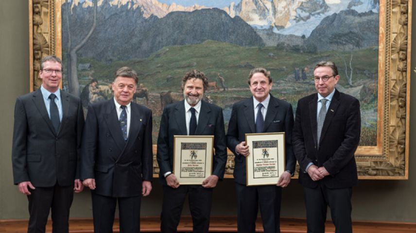 Fritz Nyffenegger,Gemeinderatspräsident, Alfred Riederer, Bürgermeister, Philip Niarchos, Spyros Niarchos, Sigi Asprion, Gemeindepräsident im Kuppelsaal des Segantini Museums in St. Moritz (von links). Foto: z.Vfg.