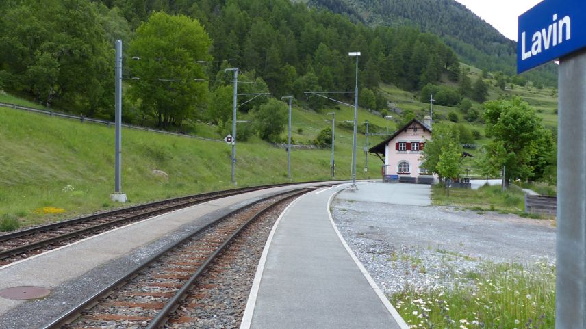 La Società «nossa staziun» voul s’ingaschar per mantegner la staziun immez cumün a Lavin (fotografia: Flurin Andry).