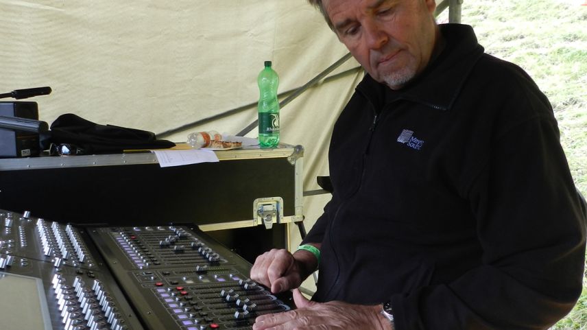 Phil Benesch pissera daspö l’on 1980 per ün bun tun dürant ils concerts (fotografias: Annatina Filli).