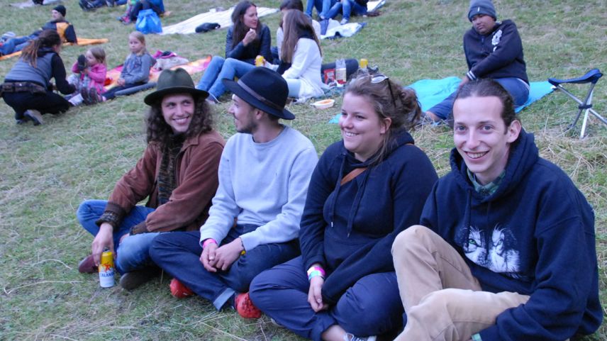 La GiuRu gioda l'atmosfera a l'Open Air Chapella (fotografia: Selina Bisaz)