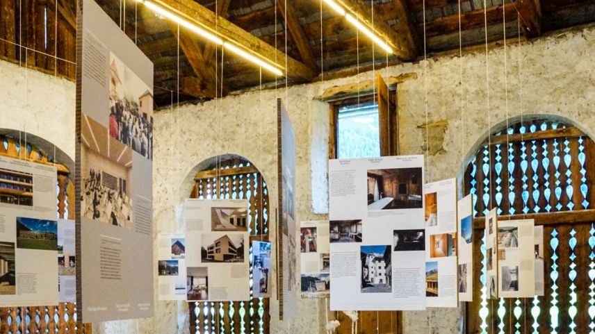 Einblick in die Ausstellung «Constructive Alps – Nachhaltiges Sanieren und Bauen in den Alpen» in der Stalla Madulain. Foto: Jon Duschletta