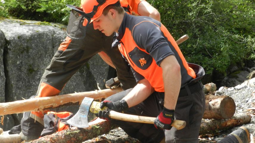 Ils giarsuns bos-chers dal Grischun han refat la Punt da Tavrü e la punt da la Senda da Papagals (fotografia: Annatina Filli).
