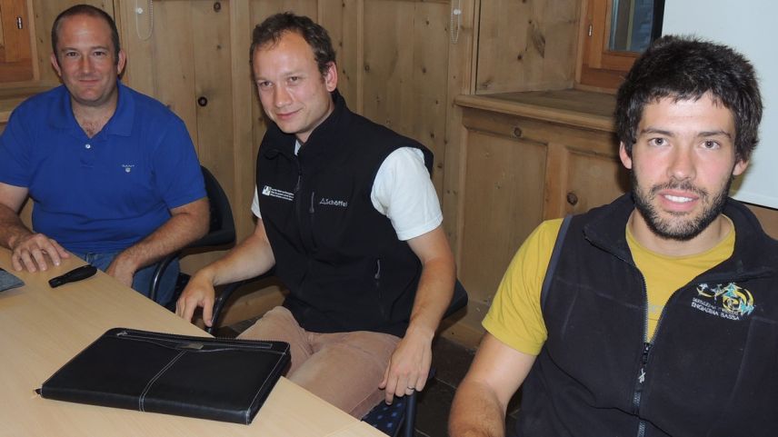 Arno Kirchen, Martin Kaiser ed Antonin Hugentobler (da schnestra) han infuormà davart ils resultats e las masüras da la crappa rodlada giò da la Foura da Glatscha ad Ardez (fotografia: Benedict Stecher).