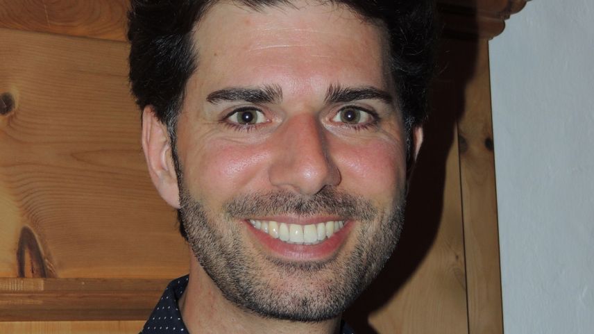 Il romanist Rico Valär ha referi illa Chasa Jaura a Valchava davart la lingua e cultura rumantscha (fotografia: Benedict Stecher).