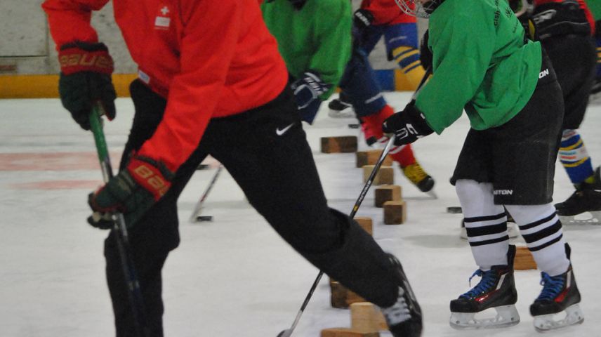 Nino Niederreiter als Gasttrainer in Scuol (Foto: Andrea Matossi).