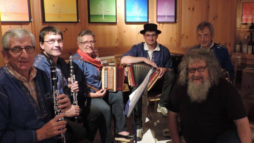 Otmar Derungs es cuntaint cun seis purtrets chi han daplü culuor co plü bod. La Chapella Tamangur ha inromà la vernissascha da si'exposiziun illa Crusch Alba a Scuol. (fotografias: Selina Bisaz).