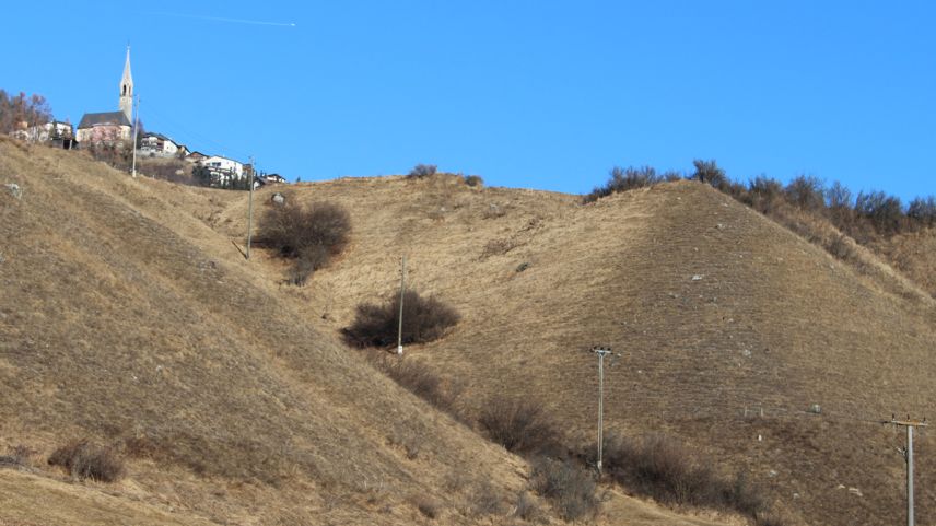 La lingia libra chi maina da Pradella vers Sent ed inavant fin a Martina vain rimplazzada cun üna lingia suotterrana (fotografia: Ouvras electricas Engiadina).