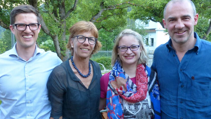 Ils nouv elets (da schnestra): Curdin Schmidt, la presidenta Regula Ruch, Fabiola Monigatti ed Alessandro Forcella davo la radunanza (fotografia: Flurin Andry)