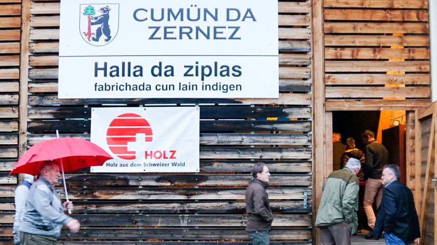 La reütilisaziun da la halla da ziplas existenta a Zernez es üna da diversas masüras planisadas in connex culla sanaziun dal provedimaint central da chalur (fotografia: Jon Duschletta).