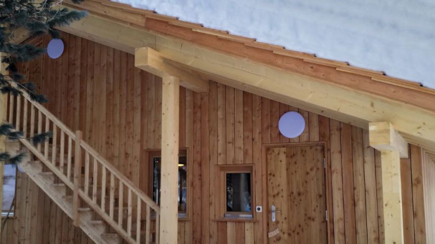 Das neue, schmucke Oberengadiner Pfadiheim im hölzernen Ski-WM-Gewand steht im Wald ausserhalb von St. Moritz-Bad. Foto: Pfadi Beo