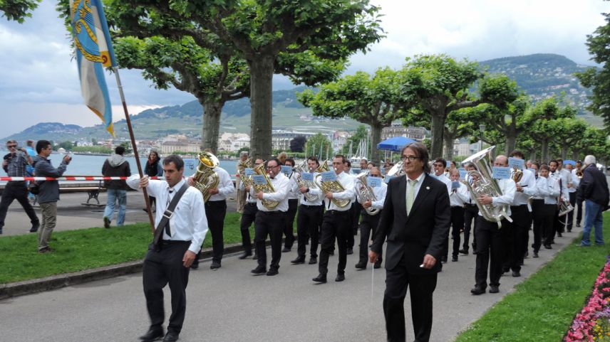 Musicantas e musiants d’Engiadina Bassa s’han units ad üna fuormaziun cumünaivla per tour part a la Festa da musica federala a Montreux (fotografia: Luzia Janett).