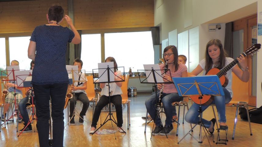 Ils scolars han imbelli la festa cun ün concertin (fotografia: Benedict Stecher).