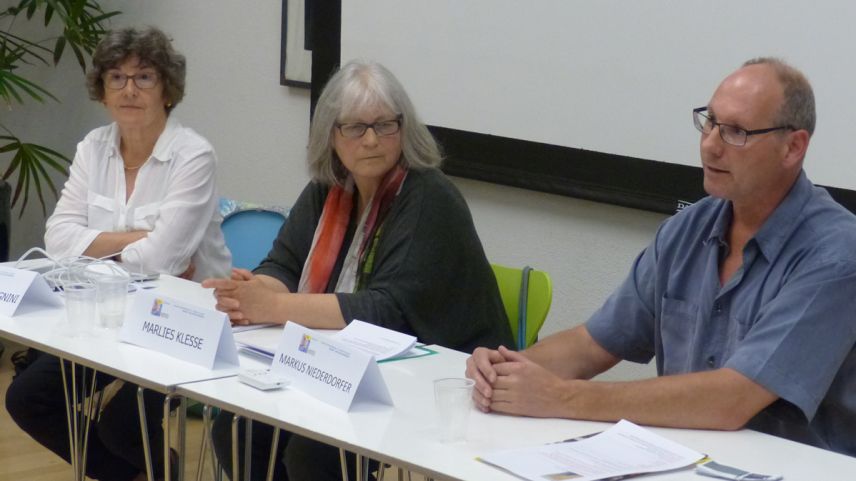 I’l local cultural dal Bogn Engiadina Scuol (BES) han preschantà Elisabeth Calcagnini, Marlies Klesse e Markus Niederdorfer lur argumaints cunter il Plan d’instrucziun 21 (fotografia: Flurin Andry).