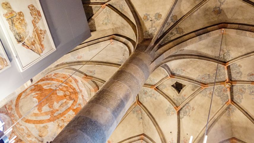 Blick in die Klosterkirche St. Johann in Müstair mit der verschalten Nordapsis (links). Foto: Jon Duschletta