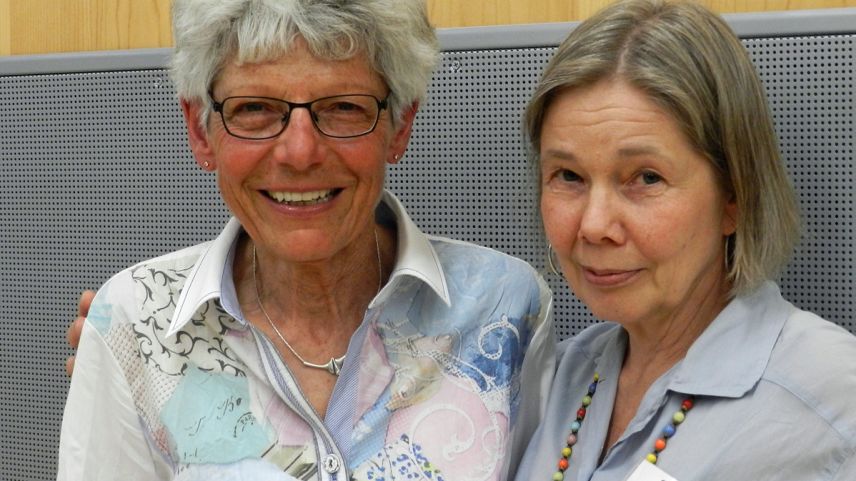 Ursina Mengiardi (a schnestra), presidenta dal Consorzi Chasa Puntota, e la manadra Päivi Karvinen, sun cuntaintas culla gestiun (fotografia: Annatina Filli).