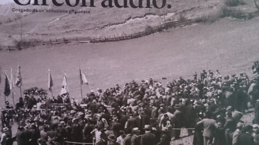 Das Buch zum Abschied der 39 Kreise in Graubünden enthält zum Teil lustige Anekdoten. Foto: Selina Bisaz