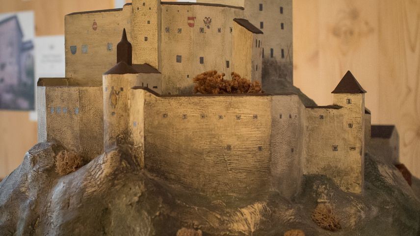 Ils chastels sco qua quel da Tarasp vegnan preschantats i’l Museum Stamparia Strada cun models, fotografias ed otras infuormaziuns (fotografia: Thedi Gut).