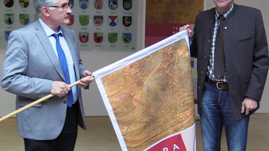 Emil Müller, il nouv president dal cussagl da l’Interreg Terra Raetica (schnestra) e Markus Maass, il chapitani districtual da Landeck. 