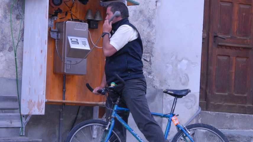 Il schofför da l’auto da posta, Armon Kirchen, respuondan in passond als telefons da tuot il muond (fotografia: Nicolo Bass).