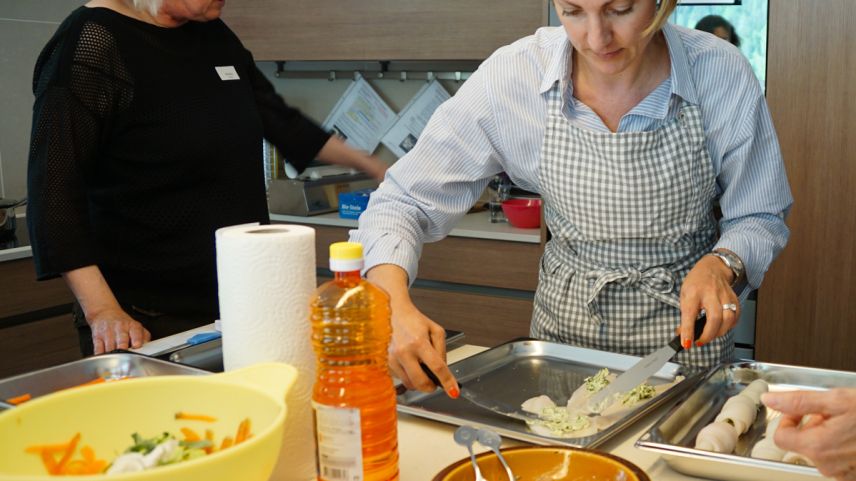 Kochkursleiterin Marietta Elsener (links) und Teilnehmerin Monika Gilgen während dem Steam-Workshop in Scuol. Foto: Jon Duschletta