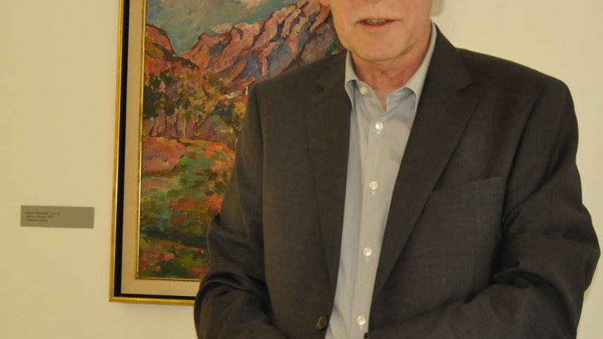 Kurator Beat Stutzer eingangs der Ausstellung, im Hintergrund Alberto Giacomettis 1921 entstandenes Bild "Vista su Stampa"