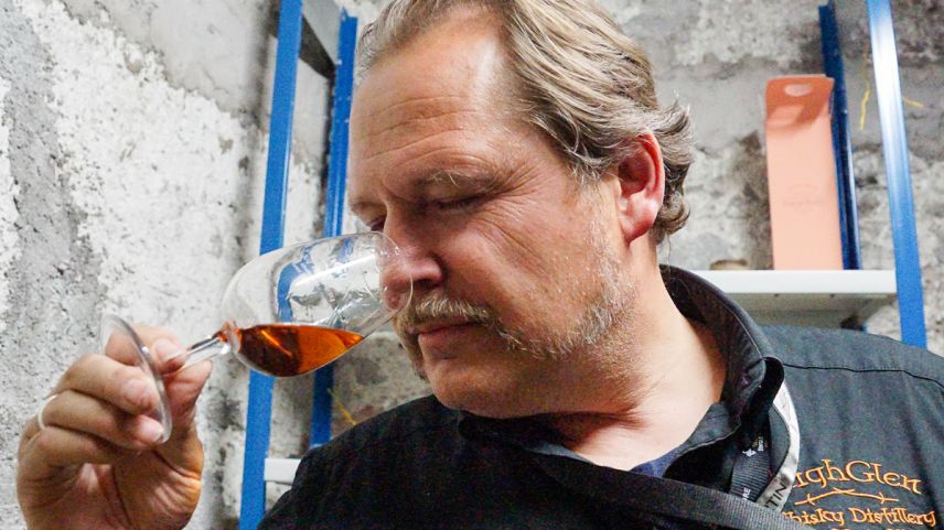 Der Hannoveraner Gunter Sommer prüft und verköstigt in seinem Zollfreilager in Sta. Maria regelmässig sein braunes Gold: «Das wird richtig gut», sagt er selbstbewusst zu seinem knapp jährigen Rohalkohol. Die offizielle Bezeichnung Whisky gibts erst nach d