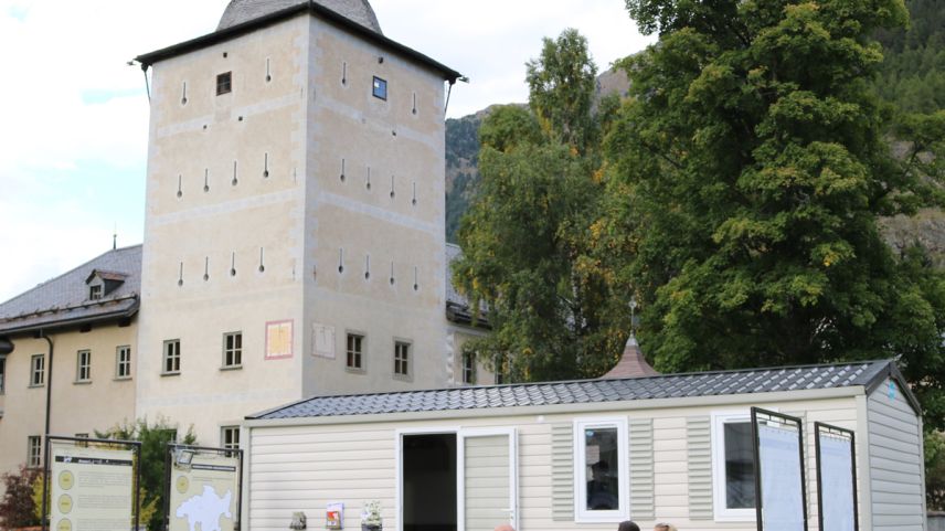 Il Mobil da Giuventüna, qua a Zernez, fa fin da l’on 2018 fermativa in vainch cumüns in tuot il Grischun (fotografia: Stefan Parpan).