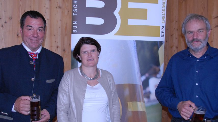 Andrea Gilli (VR-Präsident), Manuela Ruinatscha-Michel und Cla Duri Janett anlässlich der Generalversammlung der Bieraria Tschlin SA (Foto: Nicolo Bass).