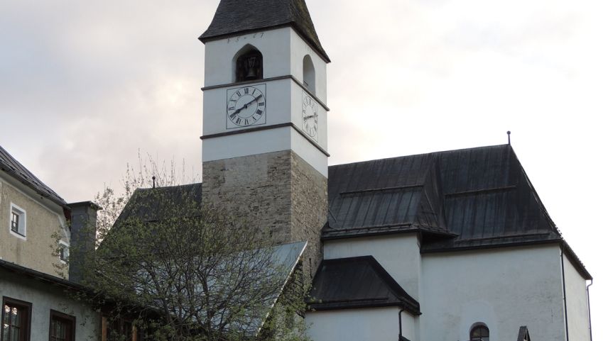 La baselgia da Tarasp cul Hospiz dess gnir dovrada inavant, eir scha las baselgias catolicas da l’Engiadina Bassa vegnan fusiunadas (fotografia: Benedict Stecher). 