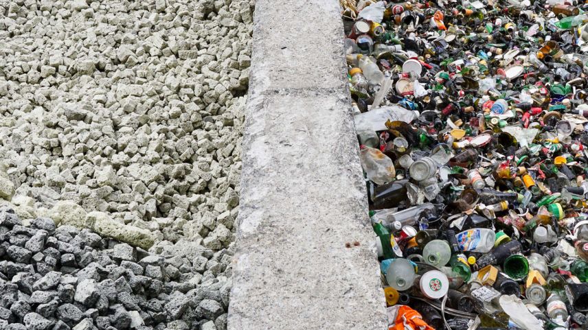 Aus gemischt gesammelten Altglas entsteht ein unscheinbares aber vielseitig einsetzbares Bauprodukt (links). Foto: Jon Duschletta 