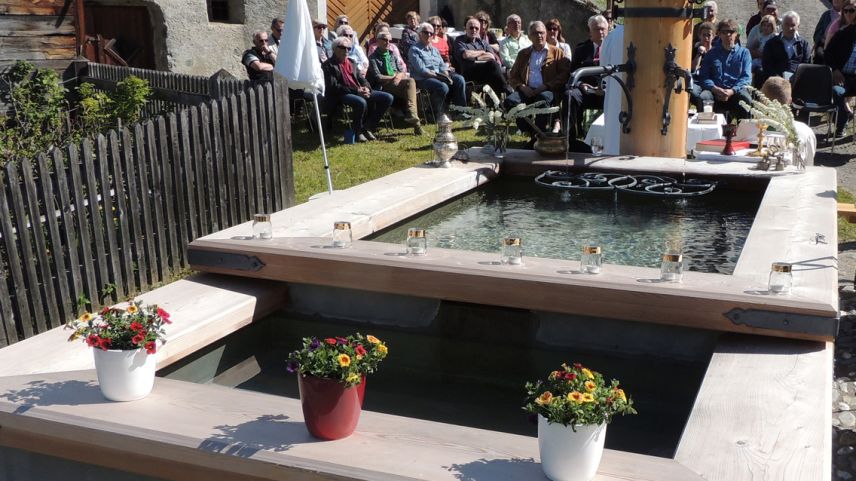 L’inauguraziun dal nouv bügl ha attrat blers indigens e giasts (fotografia: Benedict Stecher). 