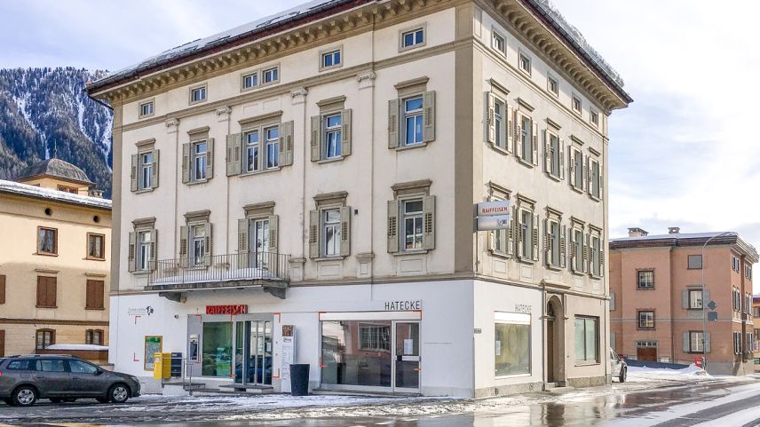 La chasa 86 sülla cruschada principala i’l minz da Zernez vain, dürant ils prossems 15 mais, restructurada e müdada al center administrativ da la Banca Raiffeisen Engiadina Val Müstair. (fotografia: Jon Duschletta)
