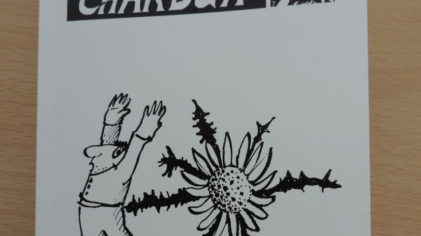 Il nouv cudesch da la Chasa Paterna es dedichà al Chardun e divertischa cun divers texts e caricaturas (fotografia: Selina Bisaz).