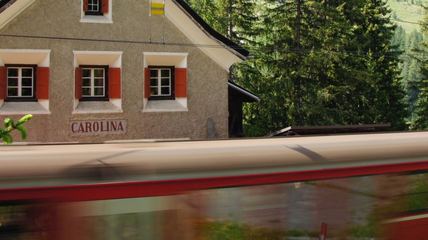 Mit der Milchkuh-Initiative sollen die Erträge aus der Mineralölsteuer künftig zweckgebunden dem Strassenverkehr zu Gute kommen. Die Gegner der Initiative befürchten Leistungseinbussen beim öffentlichen Verkehr. Foto: Jon Duschletta