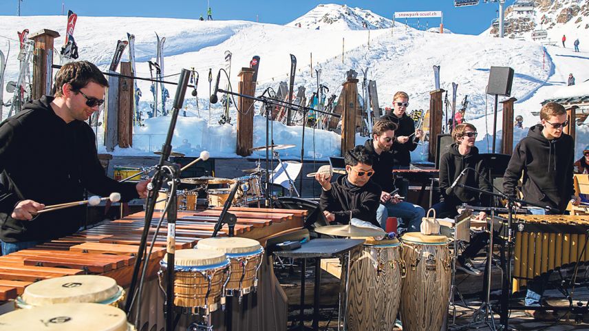 L’ensemble da percussiun Cosmic cun Janic Sarott da Scuol ha preschantà ritems da tuot il muond sülla Motta Naluns. (fotografia: Ensemble Cosmic)