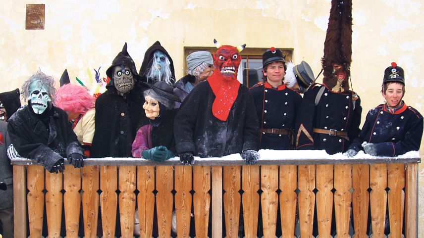 Las üsanzas da Chalandamarz as disferenzeschan: Tuottafat speciala es la cumpagnia mascrada da Chalandamarz culla bullavitra (seguond da dretta) a Ftan. (fotografia: Mario Pult)