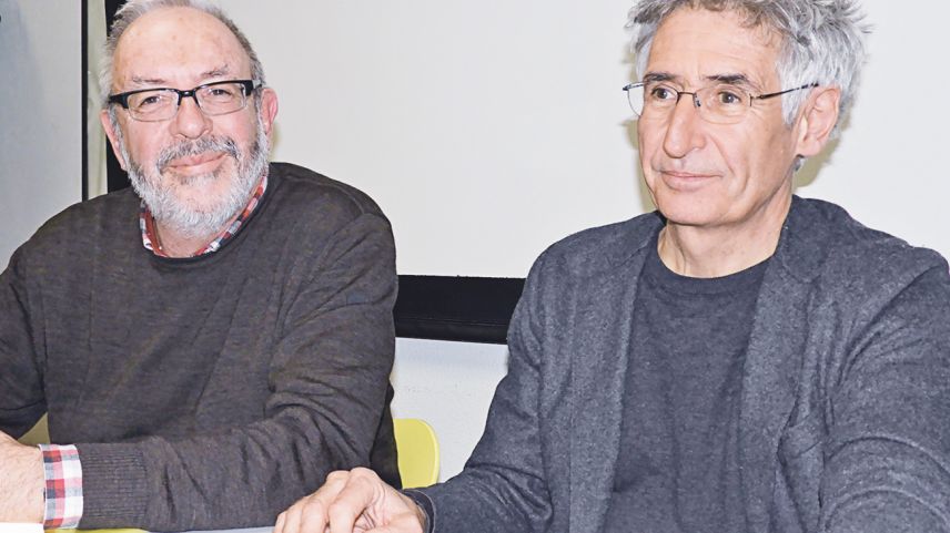 Ils duos perits da la lingua rumantscha Chasper Pult (a schnestra) e Clà Riatsch han invidà ad üna sairada da nom e da pom. (fotografia: Annatina Filli)