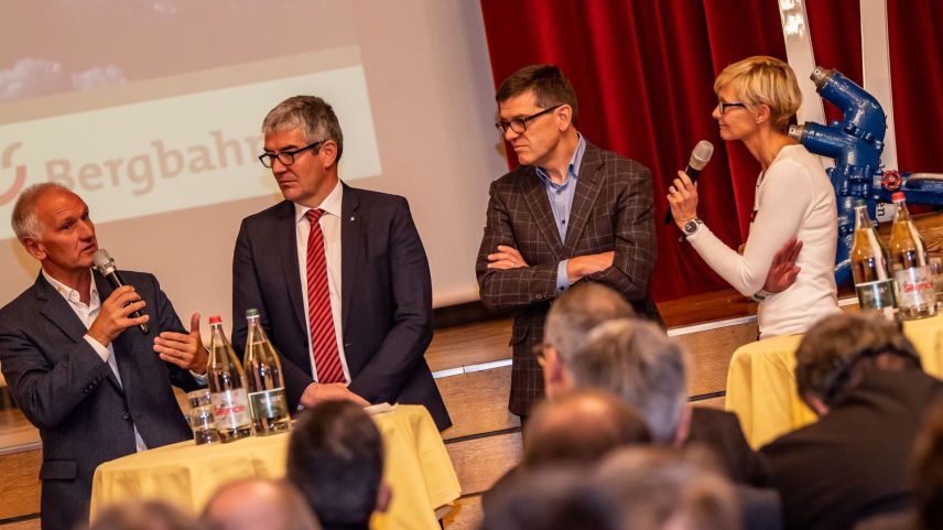 Das Podium (von links): Peter Engler, CEO Lenzerheide Bergbahnen, Regierungsrat Jon Domenic Parolini und Hotelier Kurt Baumgartner diskutierte die Zukunft des Wintertourismus in Graubünden. Foto: Dani Ammann/BBGR