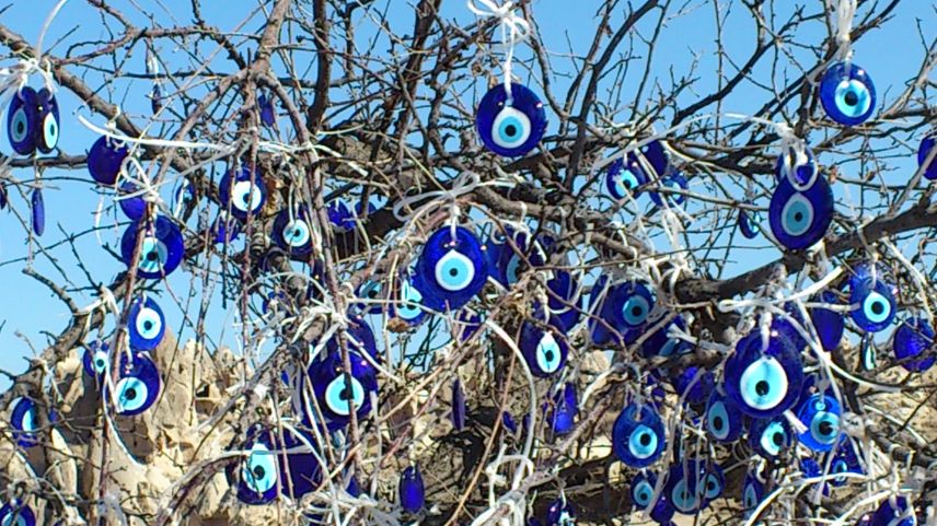 Mulitpler Schutz vor bösen Geistern: Nazar Boncugu, das Glas-Auge. Bild: Ruth Bossart