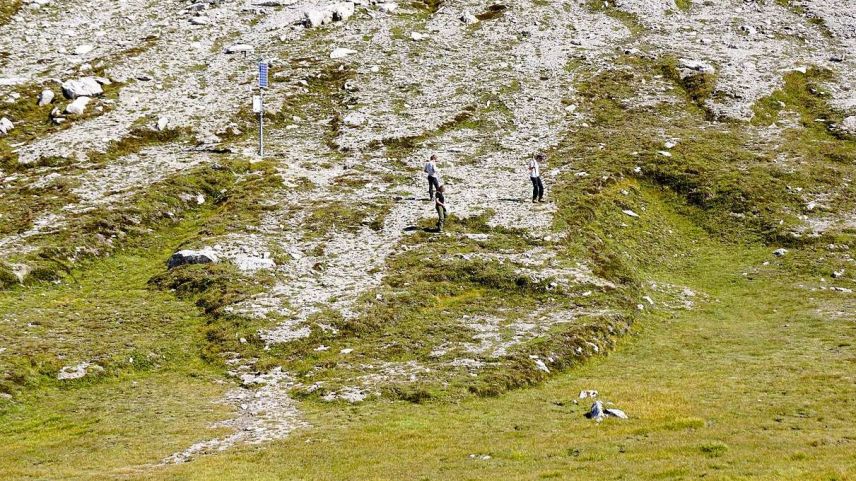 Im Messfeld am Munt Chavagl sind die Wülste der Solifluktionsloben und die Klimastation gut sichtbar. Foto: Jon Duschletta