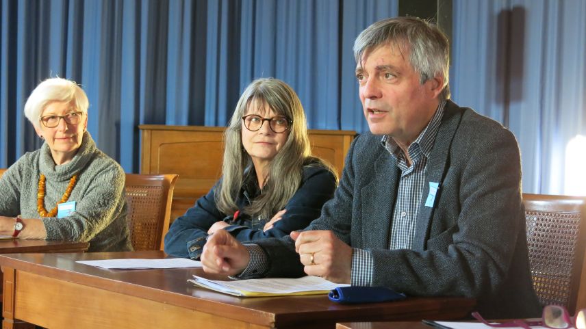 Yvonne Schmid (von links), Marianne Lüthi und Martin Lehmann schildern unerwartete Tierbesuche (Foto: Bettina Gugger).